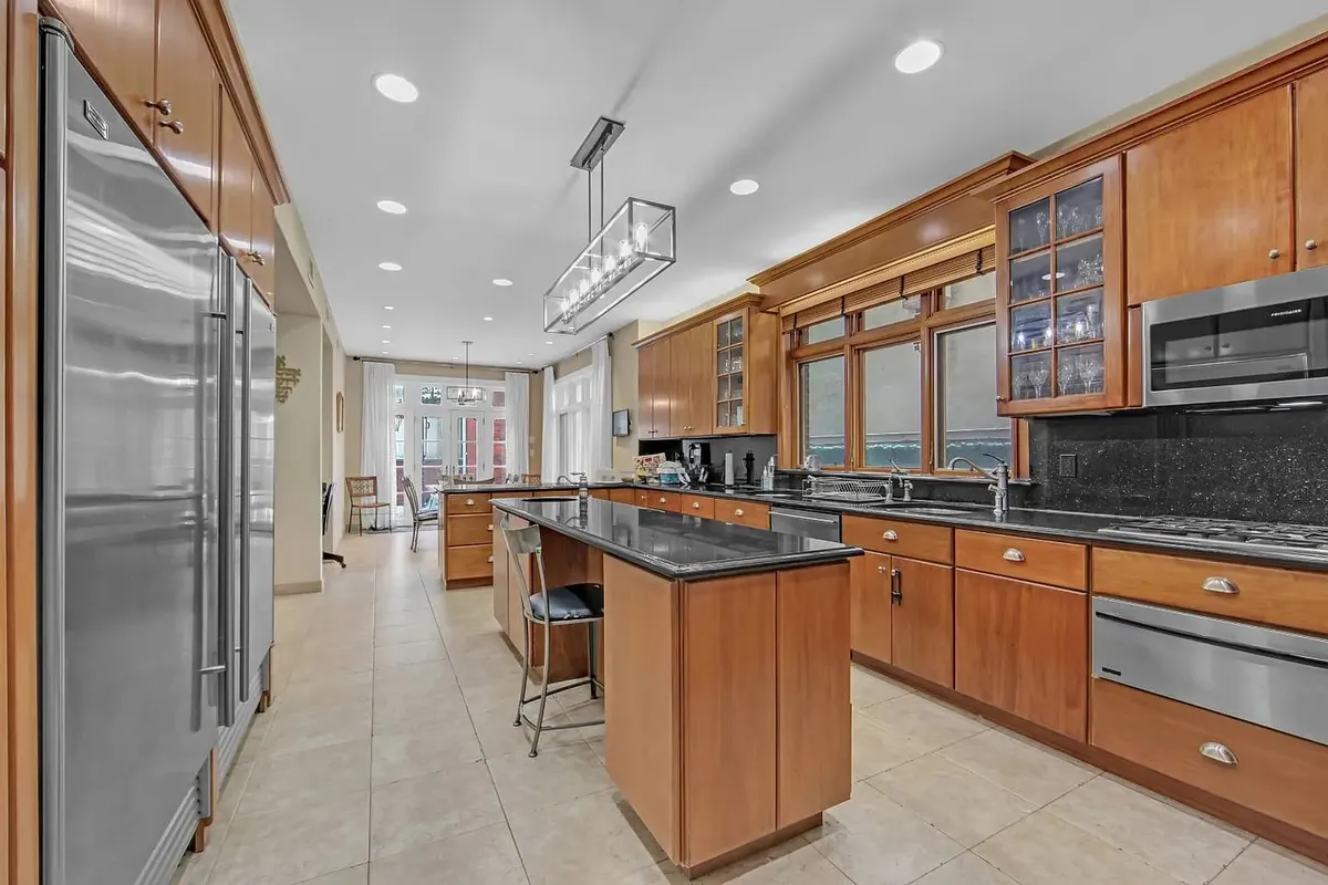 Luxury Home For Sale - Gravesend, photo 2
